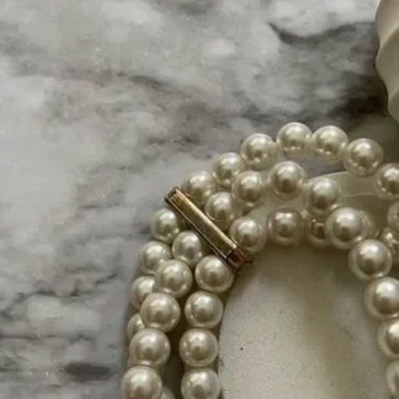 Out on the town! Detailed Multi Layered Pearl Bracelet - Picture 3 of 4
